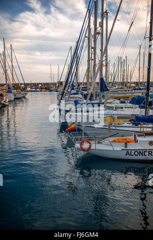 Puerto de Mogan, Gran Canaria, Insel, Spanien - 8. Dezember 2015: der kleine Hafen mit Yachten und Boote in Puerto de Mogan Vill Stockfoto