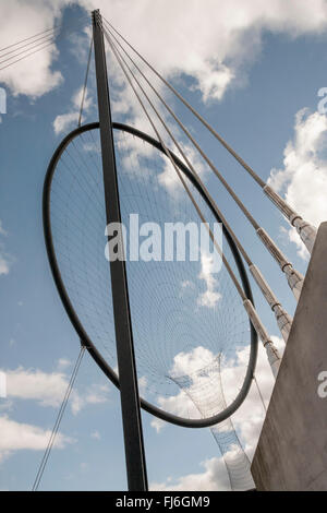 Eine abstrakte Sicht auf die Temenos Kunst Struktur von Anish Kapoor am Middlehaven Standort in Middlesbrough, England Stockfoto