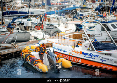 Puerto de Mogan, Gran Canaria, Insel, Spanien - 8. Dezember 2015: der kleine Hafen mit Yachten und Boote in Puerto de Mogan Vill Stockfoto