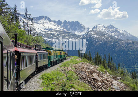 White Pass & Yukon Route Railroad reist entlang der Klippen Richtung Skagway, Alaska Stockfoto