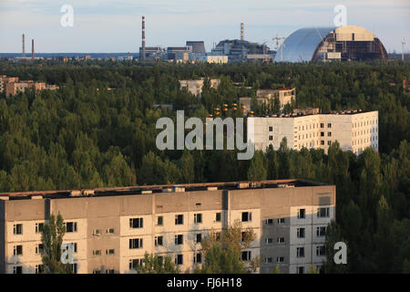 Luftbild von Pripjat und der nahe gelegenen Kernkraftwerk mit den neuen sicheren Einschluss. Zone der Entfremdung, Ukraine. Stockfoto