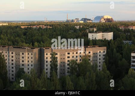 Luftbild von Pripjat und der nahe gelegenen Kernkraftwerk mit den neuen sicheren Einschluss. Zone der Entfremdung, Ukraine. Stockfoto