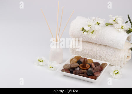 Spa und Wellness-Ambiente, Aroma-sticks, Blumen, Steinen und Handtücher Stockfoto