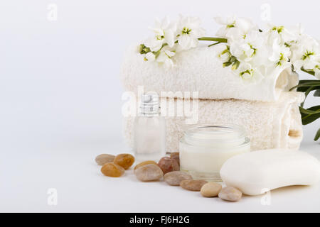 Spa und Wellness-Einrichtung, Öl, Seife Blumen, Lotion und Steinen auf weißem Hintergrund Stockfoto