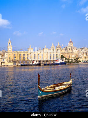 Luzzu Boot im Hafen von Valletta (Il-Belt Valletta), südlichen Hafenviertel, Malta Xlokk Region, Republik Malta Stockfoto