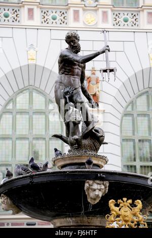 Danzig, Polen. 29. Februar 2016. Neptunbrunnen befindet sich im Zentrum von dem langen Markt in der Altstadt von Danzig. Es ist eines der bekanntesten Symbole Danzigs gewachsen. Die Bronzestatue von dem römischen Gott des Meeres wurde erstmals im Jahre 1549, errichtet, bevor Sie treffend in einem Brunnen im Jahre 1633 gemacht. © Anna Ferensowicz / pazifische Presse/Alamy Live News Stockfoto