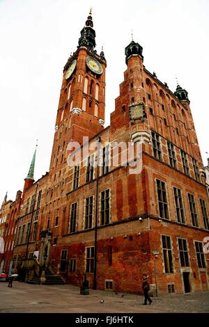 Danzig, Polen. 29. Februar 2016. Der Rathaus-Turm mit einer goldenen Replik der König Zygmunt August auf seiner Spitze dominiert Ul. D? Uga Skyline in Danzig. Erbaut im späten 14. Jahrhundert als Sitz der Stadtverwaltung, bewirtet Rathaus viele polnische Könige. © Anna Ferensowicz / pazifische Presse/Alamy Live News Stockfoto