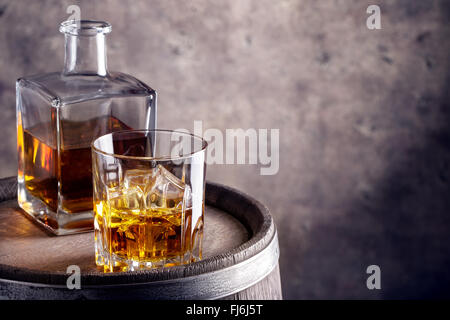 Glas und Karaffe Whisky in Holzfässern gereift Stockfoto