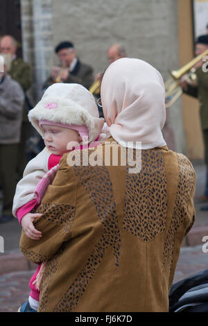 Mutter Baby halten am Raekoja Plats, Tallinn, Estland Stockfoto