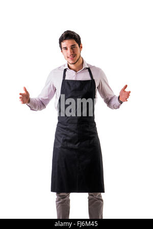 Jungkoch oder Kellner posieren, tragen schwarze Schürze und Hemd isoliert auf weißem Hintergrund, leeren Raum zwischen den Händen halten Stockfoto