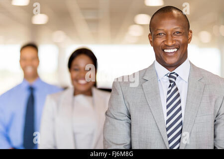 schönen afrikanischen Geschäftsmann vor Kollegen Stockfoto