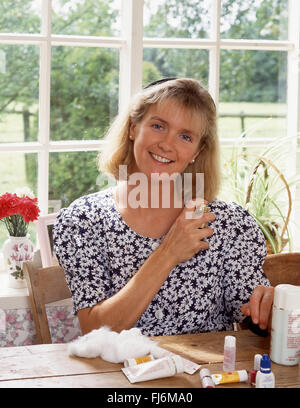 Junge Frau mit Make-up und Parfüm, Warfield, Berkshire, England, Vereinigtes Königreich Stockfoto