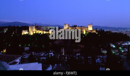 Alhambra Palast-Komplex in der Nacht Dämmerung Twilight Granada Andalusien Spanien Stockfoto