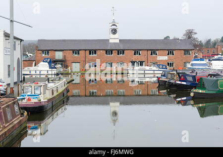 Boote vor Anker vor Stourport Yachtclub Stourport-auf-Severn, Worcestershire Stockfoto