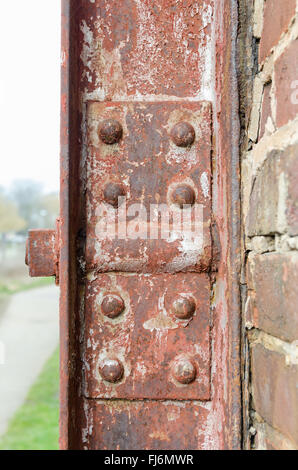 Nieten in eine rostige Stahlträger Stockfoto