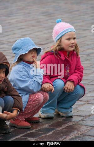 Kindergarten-Kinder am Raekoja Plats, Tallinn, Estland Stockfoto