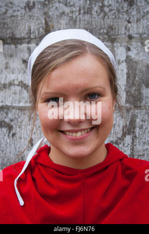 Attraktive junge Kellnerin aus der mittelalterlichen Olde Hansa Themenrestaurant, Tallinn, Estland Stockfoto