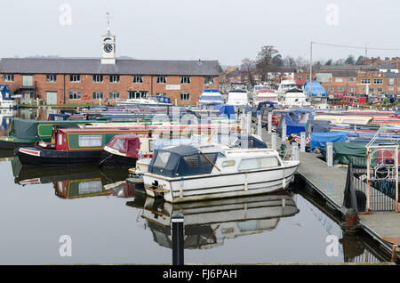 Boote vertäut an Stourport Marina in Stourport-auf-Severn, Worcestershire Stockfoto