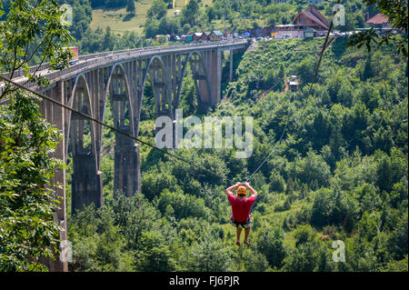 Djurdjevic Brücke Seilrutsche über die Tara Fluss-Schlucht Stockfoto