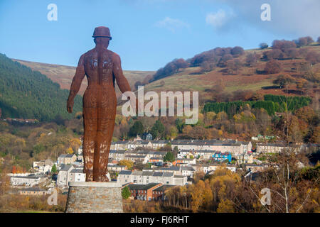 Sebastian Boyesen Wächter Skulptur zum Gedenken an die sechs Glocken 1960 Grubenunglück Abertillery oder Gwent Wales UK Stockfoto