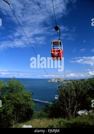 Seilbahn über Great Orme Llandudno Pier mit Little Orme Kopf Landzunge im Hintergrund Gwynt y Mor Windpark nicht sichtbar, Stockfoto