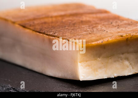 Fetten Speck auf einem schwarzen Hintergrund, Bill, Schwein Bauch, Rinde, geräuchert, Haut, Kalorien, Ernährung, Geschmack, Platte, Position, weiß, lecker, fla Stockfoto