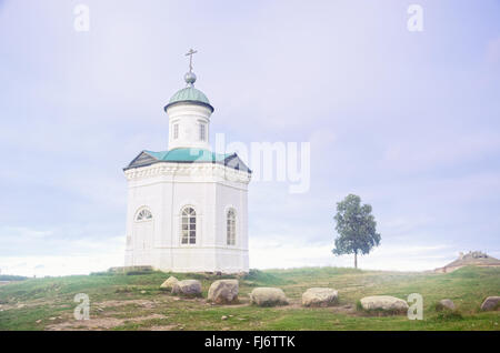 Konstantinovskaya Kapelle und einsame Baum in der Nähe von Solovetsky Kloster auf Solovki Inseln (Russland), mit einem Himmel im Hintergrund Stockfoto