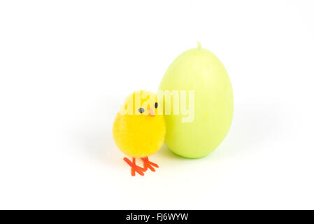 Ostern, kleine Küken und gefärbten Eiern Stockfoto