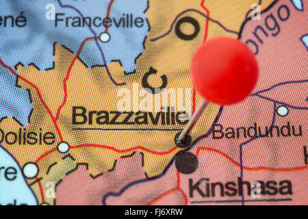 Nahaufnahme der einen roten Pin in einer Karte von Brazzaville, Republik Kongo. Stockfoto