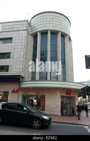 Eindrucksvolle 20er Jahre Stil-Architektur, ein Kino, das jetzt in a, H & M Bekleidungsgeschäft umgewandelt wurde. Februar 2016 Stockfoto