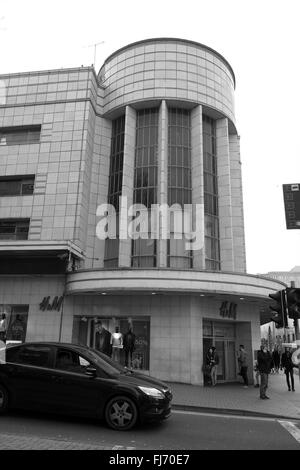 Eindrucksvolle 20er Jahre Stil-Architektur, ein Kino, das jetzt in a, H & M Bekleidungsgeschäft umgewandelt wurde. Februar 2016 Stockfoto