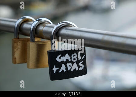 Liebe Sperren auf Bristols Steg im Hafen. 26. Februar 2016 Stockfoto