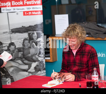 Chelmsford, Essex, England. 29. Februar 2016. Grayson Perry, der Turner Prize gewinnen, Cross-Dressing Künstler und Töpfer signiert Bücher bei der Eröffnung des Essex Book Festival: Ian Davidson/Alamy Live News Stockfoto