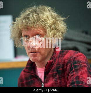 Chelmsford, Essex, England. 29. Februar 2016. Grayson Perry, der Turner Prize gewinnen, Cross-Dressing Künstler und Töpfer signiert Bücher bei der Eröffnung des Essex Book Festival: Ian Davidson/Alamy Live News Stockfoto