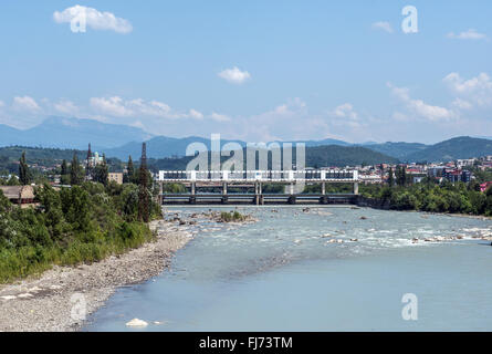 Rioni Fluss in der Stadt Kutaissi, Georgien Stockfoto