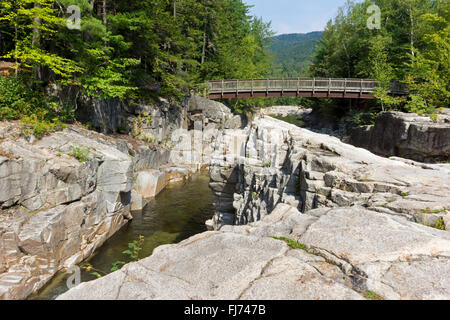 Fußgängerbrücke über den Swift River am felsigen Schlucht im White Mountain National Forest in der Nähe von Albany, New Hampshire, USA Stockfoto