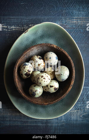 Wachteleier in Holzschale, Ostern Konzept, selektiven Fokus Stockfoto