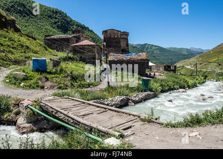 Svan Türme in Chazhashi oder Chajashi - einer der vier Ushguli Gemeinschaft der Dörfer befindet sich am Enguri-Schlucht, obere Swanetien, Georgien Stockfoto