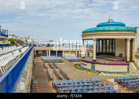 Bandstand am Eastbourne Beach, East Sussex, Südengland Stockfoto