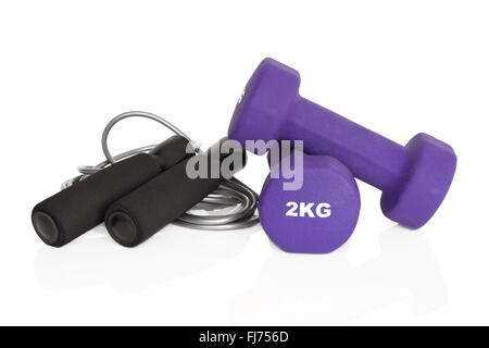 Hanteln und Springseil isoliert auf weißem Hintergrund. Gewichte für ein Fitness-Training. Stockfoto