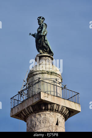 Bronzestatue des Heiligen Petrus an der Spitze der Trajanssäule im Forum Romanum, Rom Stockfoto