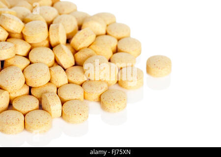 Ein Haufen von Folsäure-Ergänzung Vitamintabletten isoliert auf einem weißen Hintergrund. Stockfoto