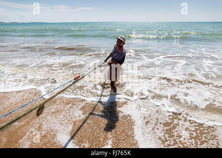 Fischer ziehen das Netz aus dem Meer, Tangalle, Sri Lanka, Asien Stockfoto