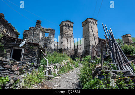 Svan Türme in Zhibiani - einer der vier Ushguli Gemeinschaft der Dörfer befindet sich am Enguri-Schlucht, obere Swanetien, Georgien Stockfoto