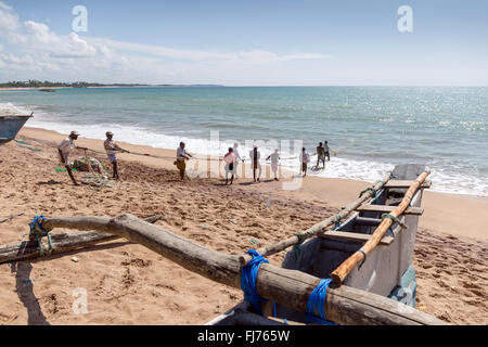 Fischer ziehen das Netz aus dem Meer, Tangalle, Sri Lanka, Asien Stockfoto