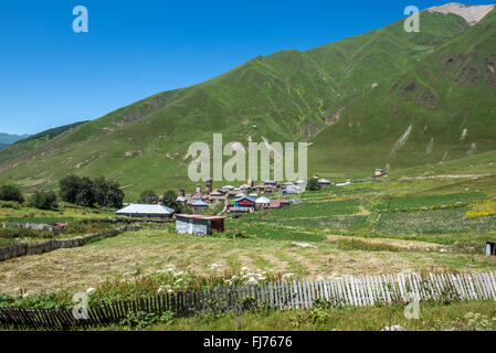 Zhibiani sticht - einer der vier Ushguli Gemeinschaft der Dörfer befindet sich am Enguri-Schlucht, obere Swanetien, Georgien Stockfoto