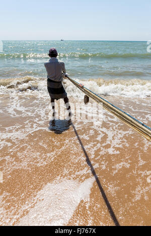 Fischer ziehen das Netz aus dem Meer, Tangalle, Sri Lanka, Asien Stockfoto