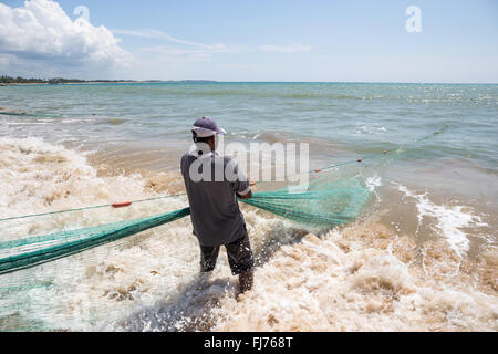 Fischer ziehen das Netz aus dem Meer, Tangalle, Sri Lanka, Asien Stockfoto