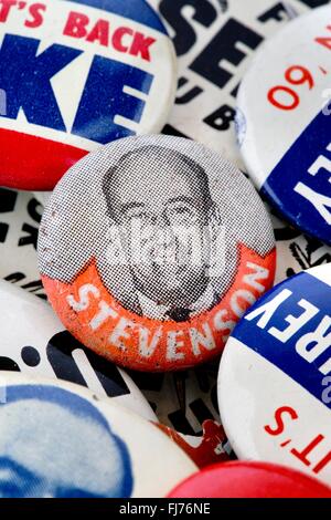 1952 US-Präsidentschaftswahlkampf Taste für Adlai Stevenson mit einem Sortiment von anderen 1950er und 1960er Jahren politischen Button pins Stockfoto