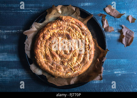 Frisch zubereitet und gebacken doppelter Käsekuchen auf blauem Hintergrund aus Holz Stockfoto